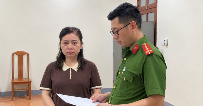 Trưởng phòng Thuế tỉnh Lạng Sơn Lộc Thị Hồng bị khởi tố, bắt tạm giam với cáo buộc nhận hối lộ 550 triệu đồng.
