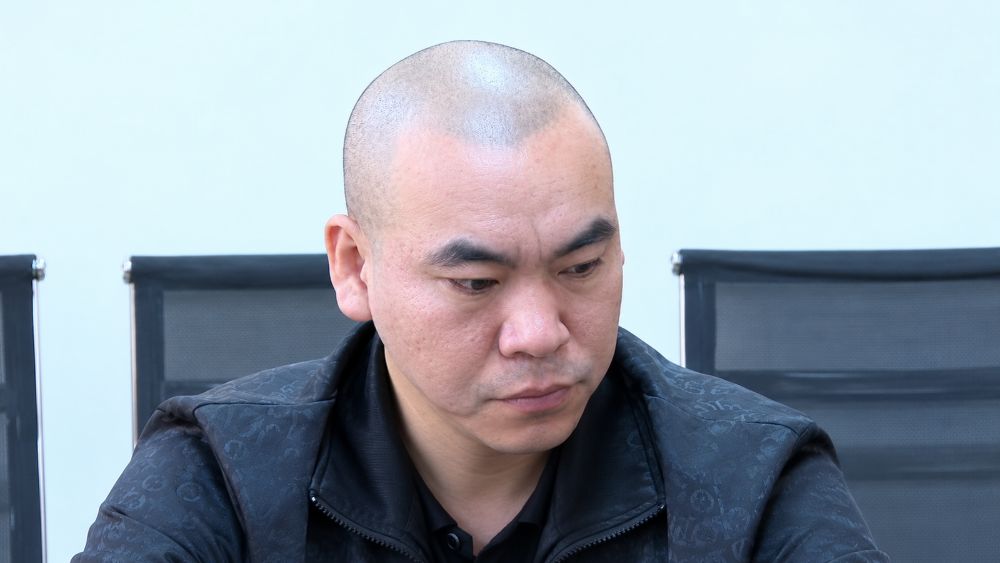 Công an Hải Phòng tạm giữ Phạm Huy Tuyền cùng 7 đối tượng liên quan gần 800 video quảng cáo thiết bị cờ bạc bịp.