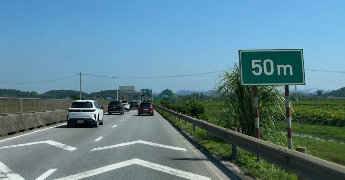 Nhiều cao tốc sẽ kẻ vạch, gắn biển báo khoảng cách 0m, 50m, 100m tại các vị trí áp dụng xử phạt lỗi khoảng cách.