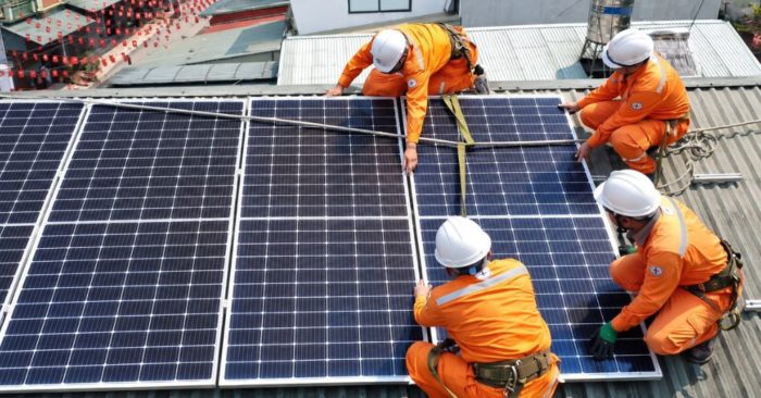 EVN thông tin về điện mặt trời mái nhà, trong đó chỉ 70 khách hàng đăng ký bán điện dư lên lưới sau khi Nghị định 243 có hiệu lực.