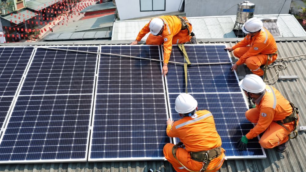 EVN thông tin về điện mặt trời mái nhà, trong đó chỉ 70 khách hàng đăng ký bán điện dư lên lưới sau khi Nghị định 243 có hiệu lực.