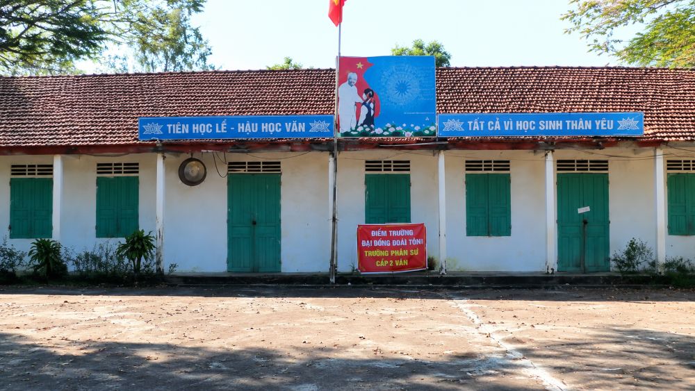 Hàng trăm học sinh nghỉ học phản đối sáp nhập trường, lãnh đạo tỉnh đối thoại với phụ huynh để làm rõ những vấn đề liên quan.