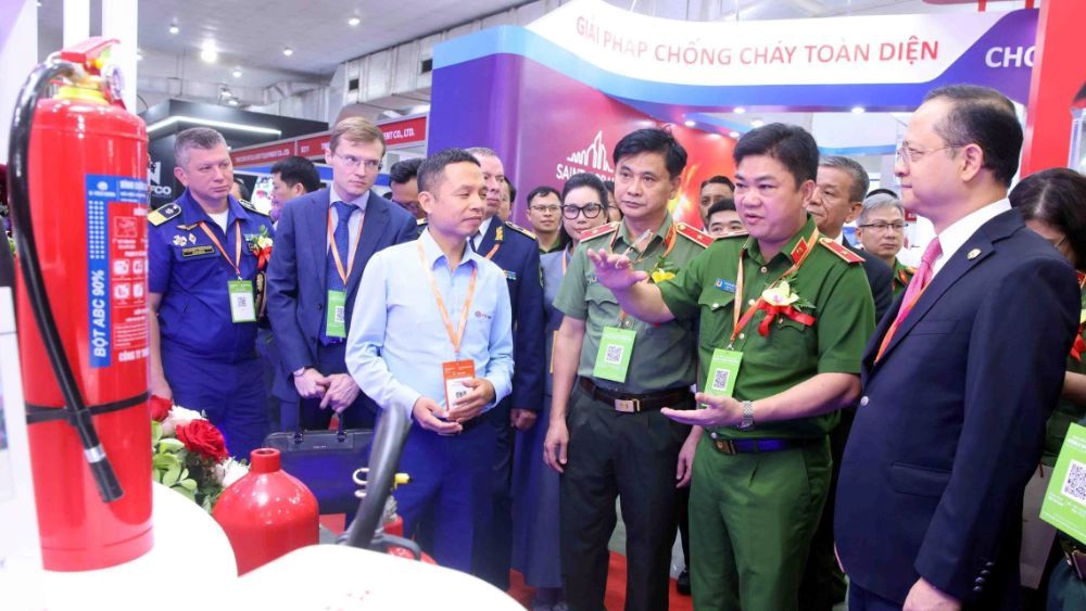 Bộ Công an cắt giảm hàng loạt thủ tục hành chính PCCC, chuyển mạnh từ tiền kiểm sang hậu kiểm nhằm tháo gỡ khó khăn cho doanh nghiệp.